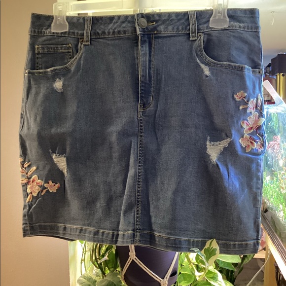 embroidery Flowers Jean skirt - Picture 1 of 3